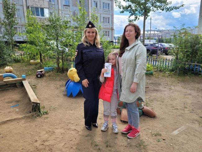В Ухте автоинспекторы провели беседы на детских площадках с родителями и их детьми о ПДД