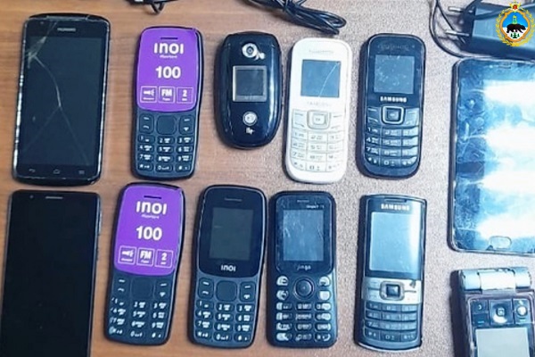 12 сотовых телефонов пытались передать заключенным в ухтинскую колонию